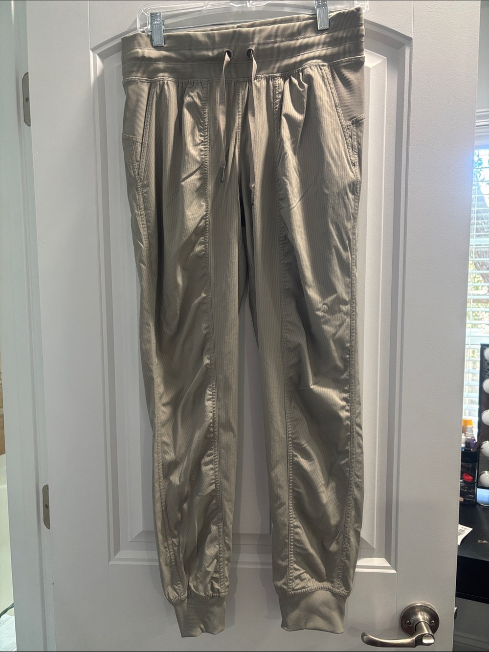 LululemonWoman’s Lightweight Drawstring Joggers in gray